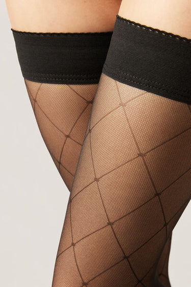Diamond-Patterned Hold-Ups